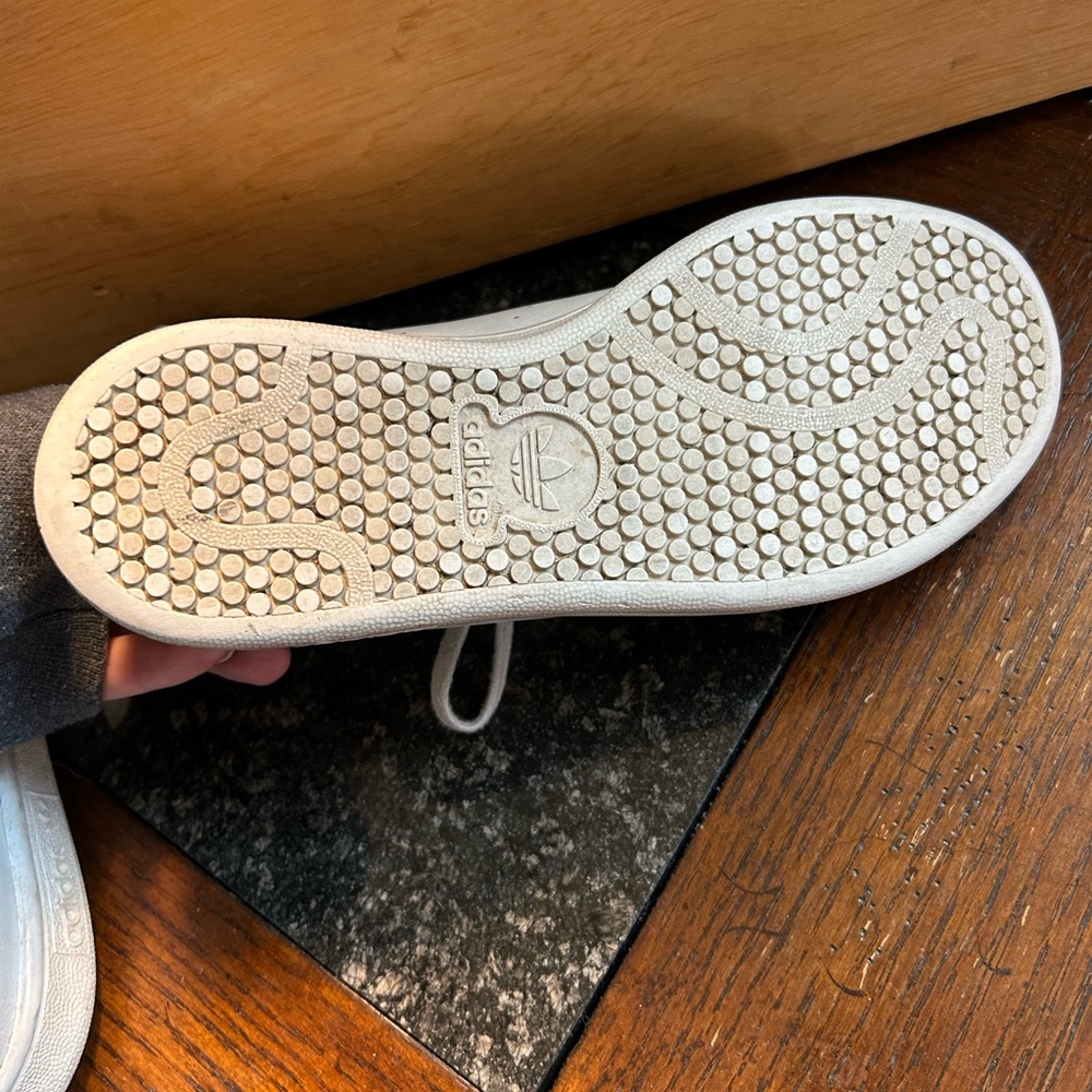 Girl’s size 1 Stan Smith white Adidas with iridescent back - Picture 10 of 14